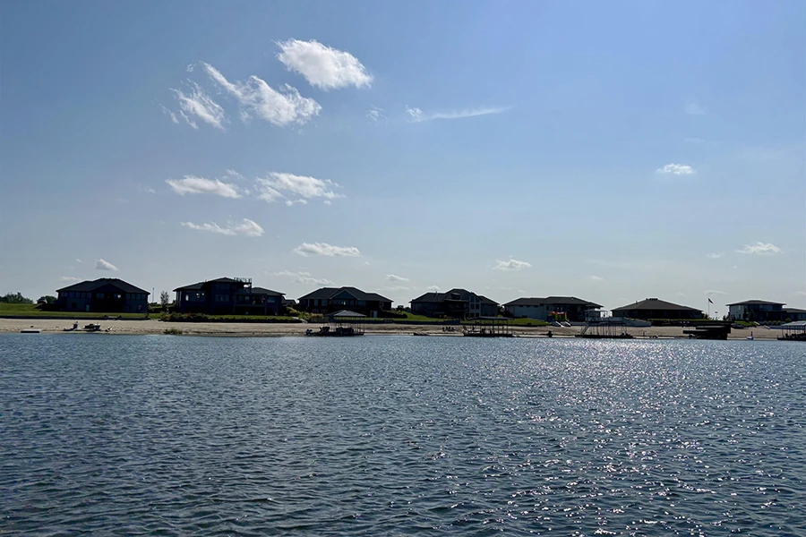 Lot and Building, Medelmans Lake